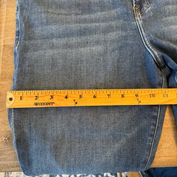 Frame Denim Women’s Straight Leg Jeans in Medium Blue - Picture 11 of 13